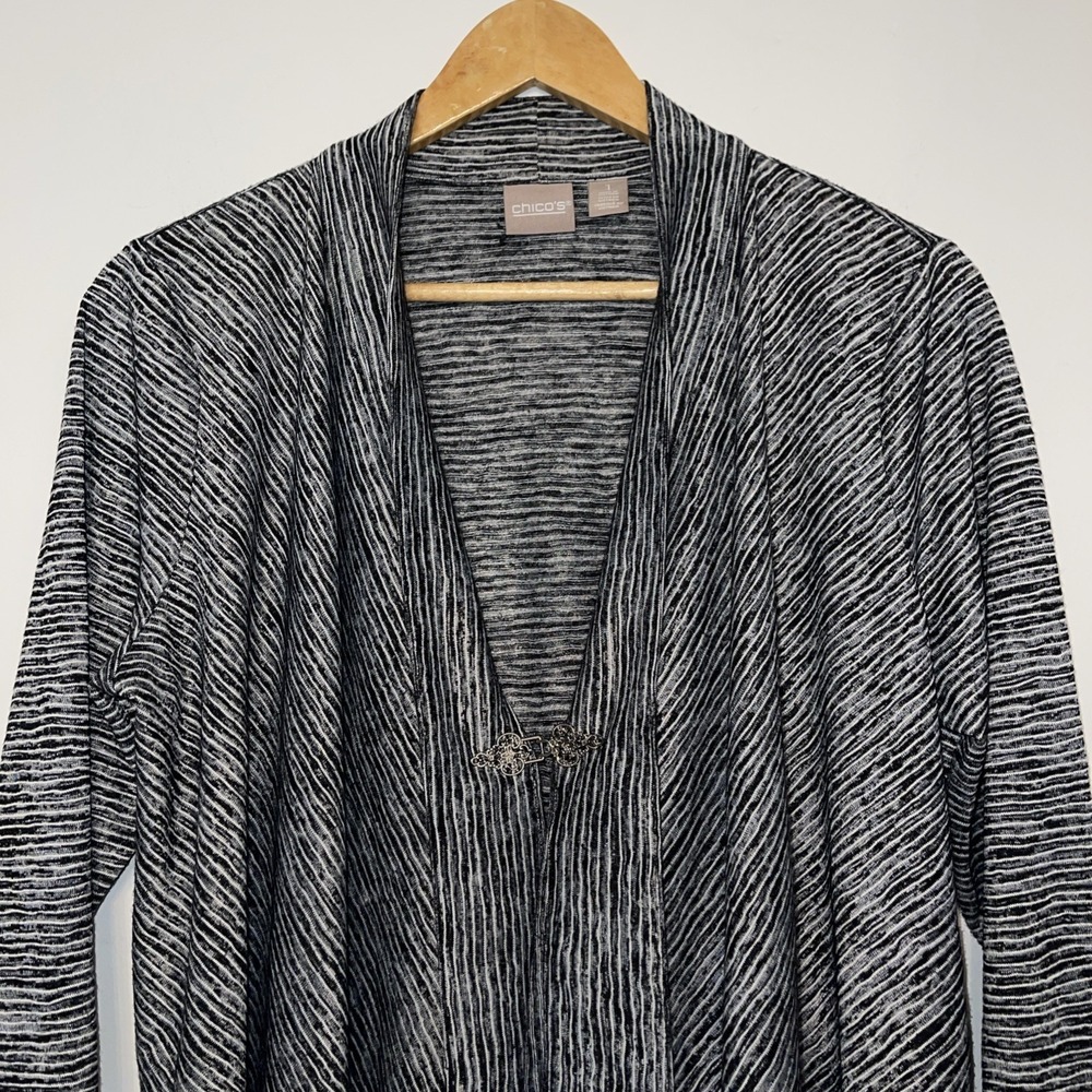 Chicos Size 1 Cardigan Black White Textured Clasp Front 3/4 Sleeve Womens - Picture 4 of 10